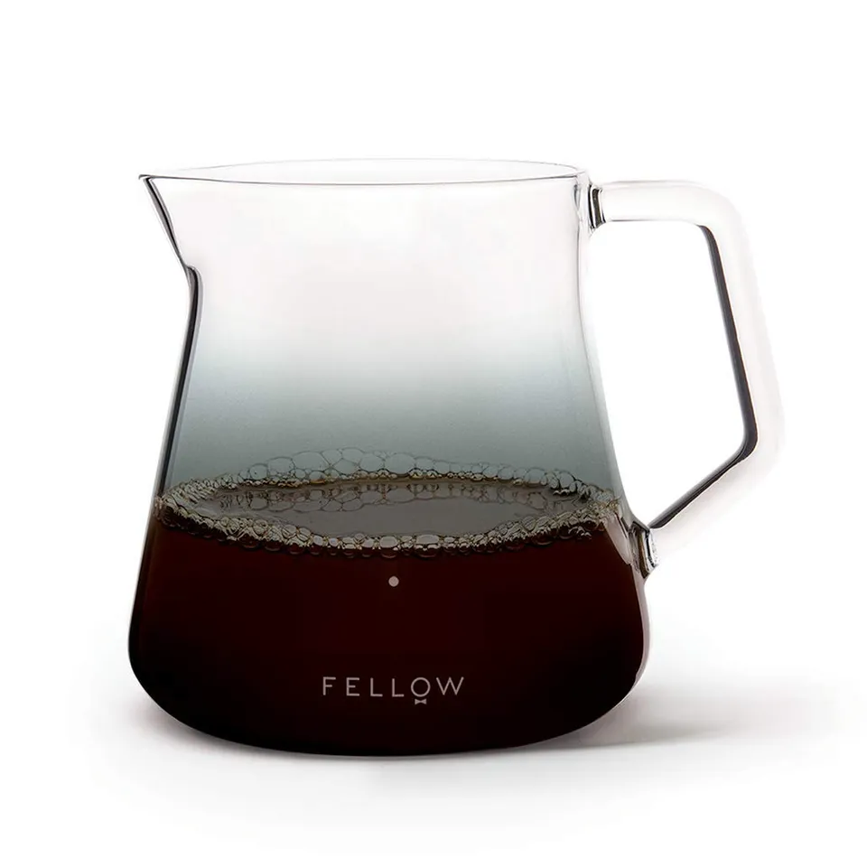 fellow-mighty-petite-carafe-de-service-en-verre-borosilicate-5-mm-gris-fum-500-m image 1