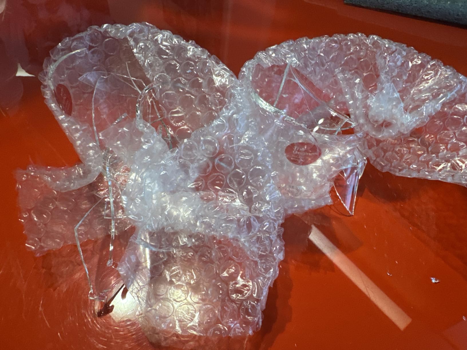 Un verre fissuré à la réception
