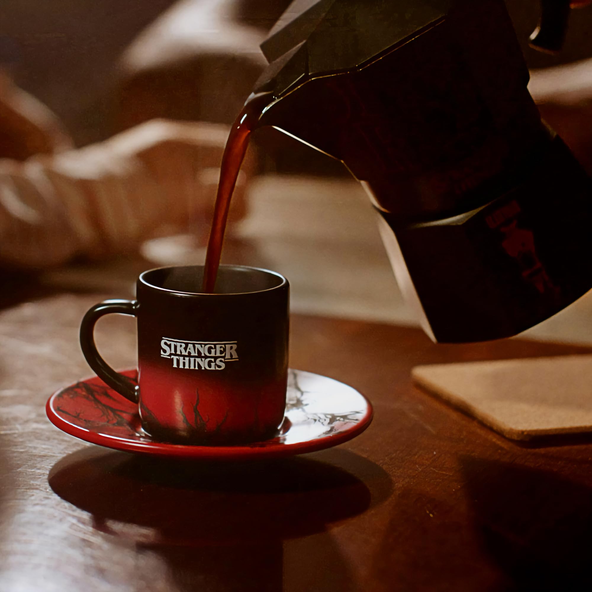 bialetti-moka-express-stranger-things-cafeti-re-italienne-6-tasses-270-ml-bouton image 7