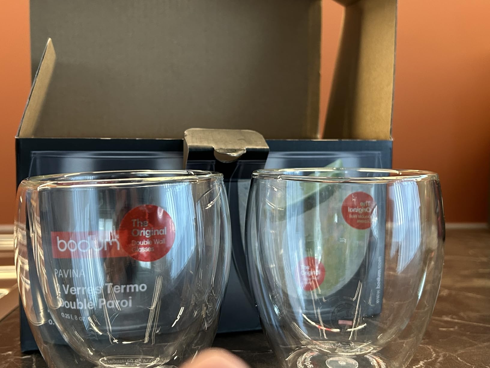 Deux verres fissurés